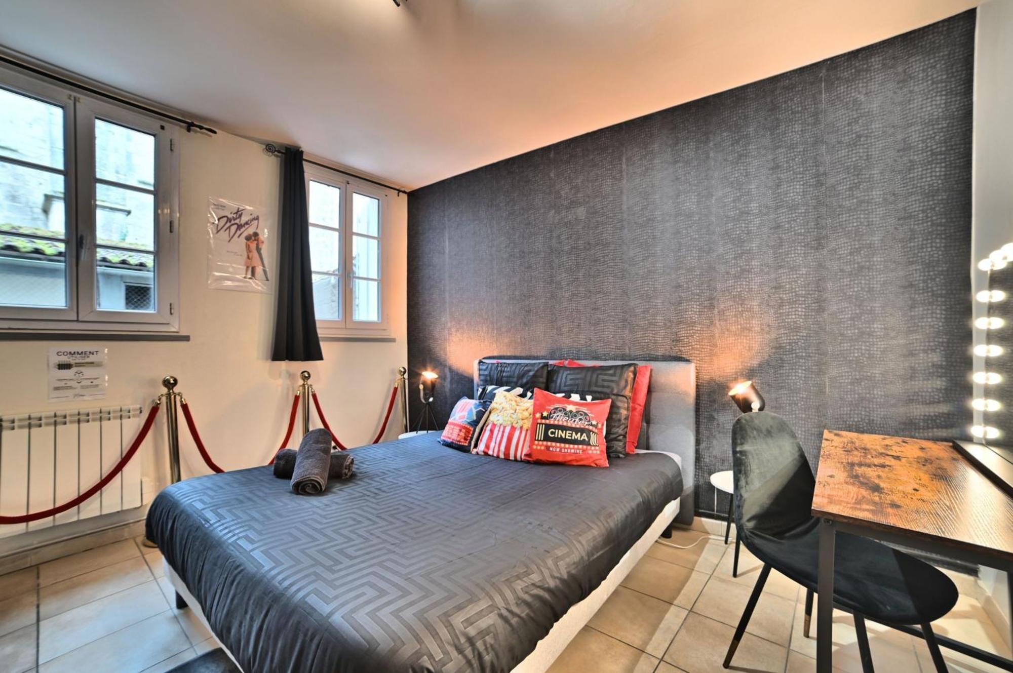 Olympia - Terrasse - Parking Gratuit - Centre Ville - Rez De Chaussee - Fibre Tv 4K Saintes Luaran gambar