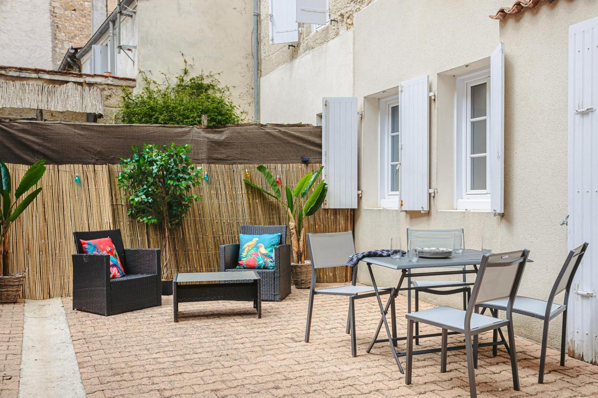 Olympia - Terrasse - Parking Gratuit - Centre Ville - Rez De Chaussee - Fibre Tv 4K Saintes Luaran gambar